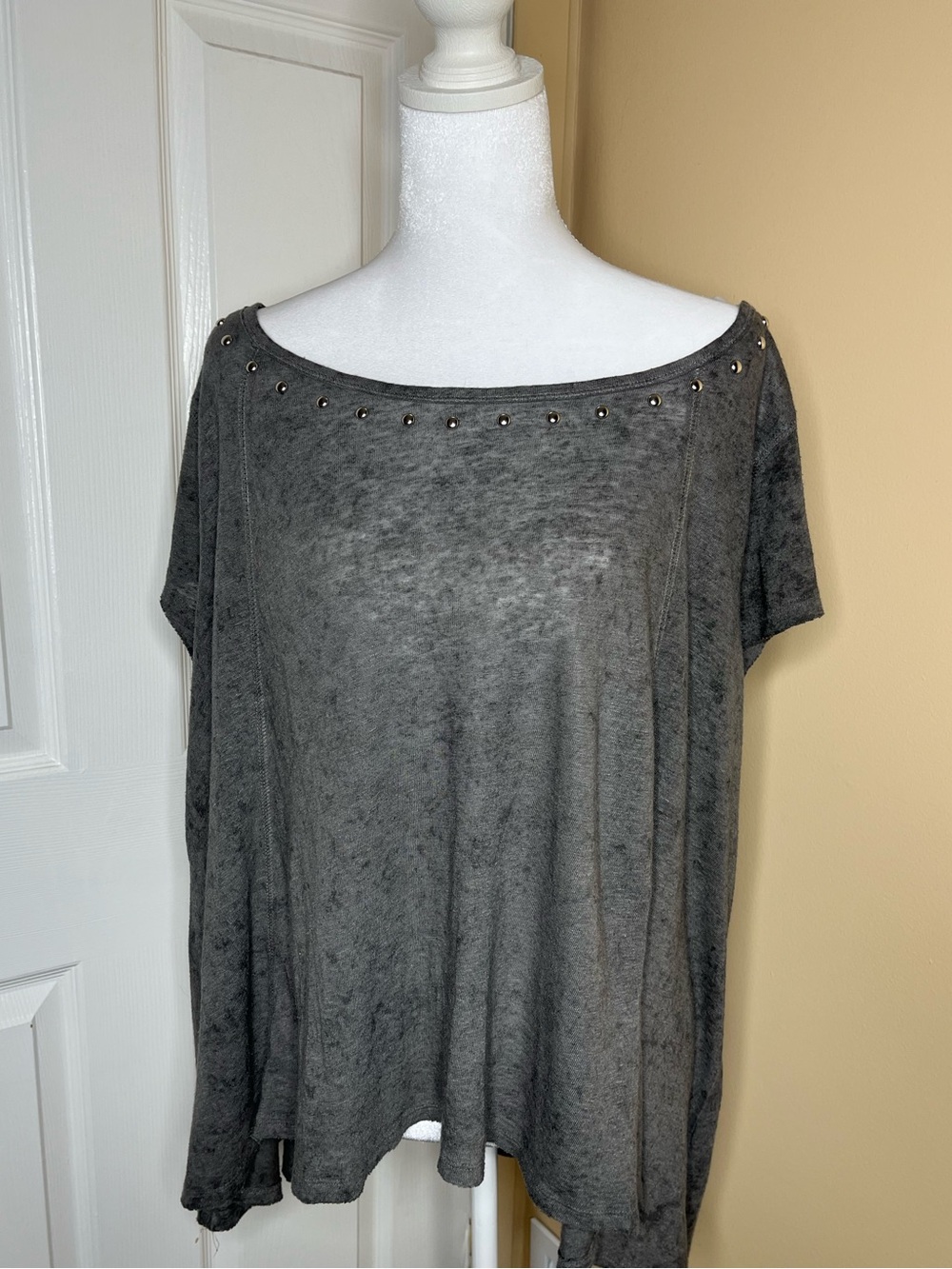 Rock & Republic Lightweight Studded Wide Neck Sleeveless Heather Gray Top Med